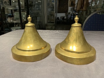 Drie blauwwitte Delftse tabakspotten met koperen deksels, 18e eeuw