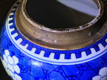 Een Chinese blauwwitte gemberpot met 'prunus op gebroken ijs', Kangxi