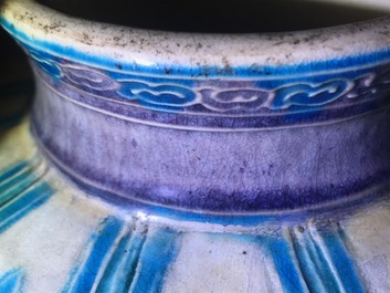 Un grand vase de forme meiping en gr&egrave;s fahua, Chine, Ming