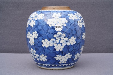 Een Chinese blauwwitte gemberpot met 'prunus op gebroken ijs', Kangxi