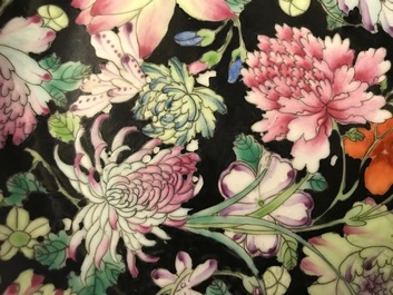 Een paar Chinese famille rose millefleurs borden, Jiaqing merk en periode