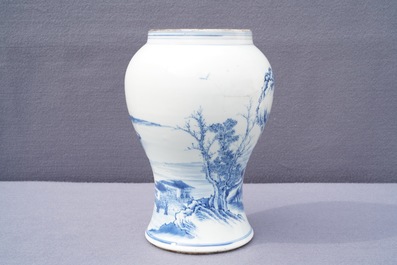 Un vase en porcelaine de Chine bleu et blanc &agrave; d&eacute;cor d'un paysage, Kangxi