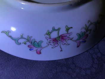 Een paar Chinese famille rose millefleurs borden, Jiaqing merk en periode
