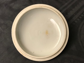 Een Chinese blauwwitte gedekselde papkom, Kangxi