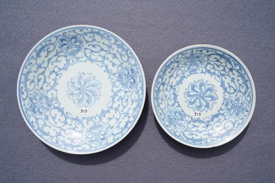 Twee blauwwitte Chinese borden en een kom, Kangxi en 19e eeuw