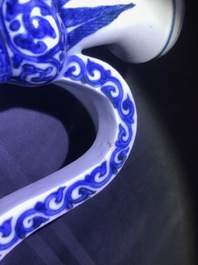 Een ongewone Japanse blauwwitte kan met vogels en bloesems, Arita, Edo, 17e eeuw