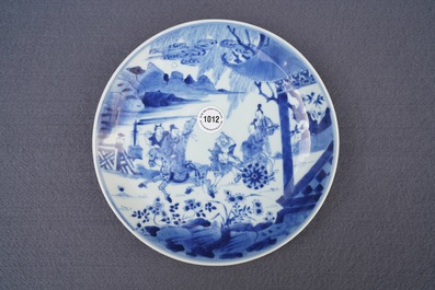 Une assiette en porcelaine de Chine bleu et blanc, Yongzheng