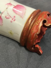 Een paar Chinese wandvaasjes met floraal decor, Qianlong merk, 19/20e eeuw