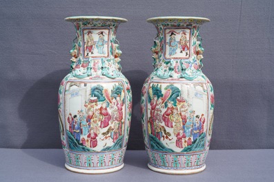 Une paire de vases en porcelaine de Chine famille rose, 19&egrave;me