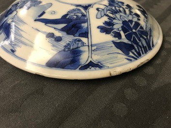 Een Chinese blauwwitte gedekselde papkom, Kangxi