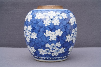 Een Chinese blauwwitte gemberpot met 'prunus op gebroken ijs', Kangxi