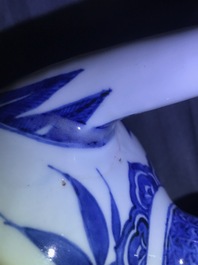 Een ongewone Japanse blauwwitte kan met vogels en bloesems, Arita, Edo, 17e eeuw