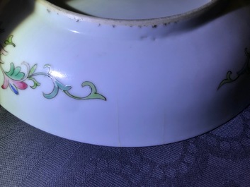 Een paar Chinese famille rose millefleurs borden, Jiaqing merk en periode