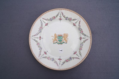 Un plat armori&eacute; au blason d'Empain en porcelaine de Samson, Paris, 19&egrave;me
