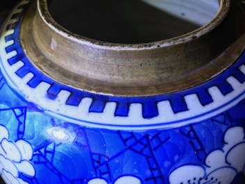 Een Chinese blauwwitte gemberpot met 'prunus op gebroken ijs', Kangxi