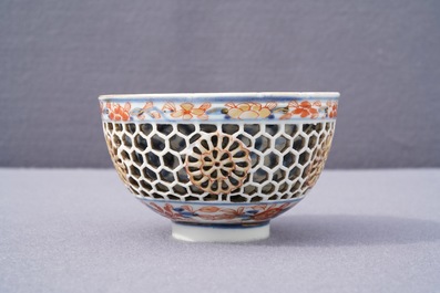 Een Chinese Imari-stijl kom met opengewerkte dubbele wand, Kangxi