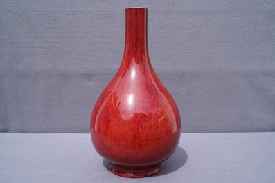 Un vase de forme bouteille en porcelaine de Chine sang de boeuf, Qianlong/Jiaqing