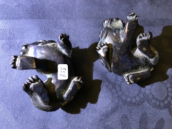 Une paire de poids de rouleau et un sceau en bronze en forme de lions, Chine, Ming et 18&egrave;me