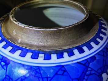 Een Chinese blauwwitte gemberpot met 'prunus op gebroken ijs', Kangxi
