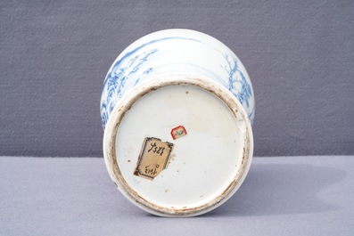 Un vase en porcelaine de Chine bleu et blanc &agrave; d&eacute;cor d'un paysage, Kangxi