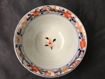 Een Chinese Imari-stijl kom met opengewerkte dubbele wand, Kangxi