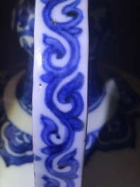 Een ongewone Japanse blauwwitte kan met vogels en bloesems, Arita, Edo, 17e eeuw