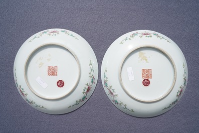 Een paar Chinese famille rose millefleurs borden, Jiaqing merk en periode