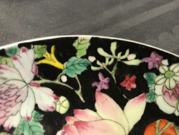 Een paar Chinese famille rose millefleurs borden, Jiaqing merk en periode
