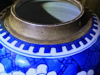 Een Chinese blauwwitte gemberpot met 'prunus op gebroken ijs', Kangxi