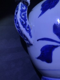 Een ongewone Japanse blauwwitte kan met vogels en bloesems, Arita, Edo, 17e eeuw
