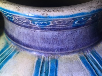 Un grand vase de forme meiping en gr&egrave;s fahua, Chine, Ming