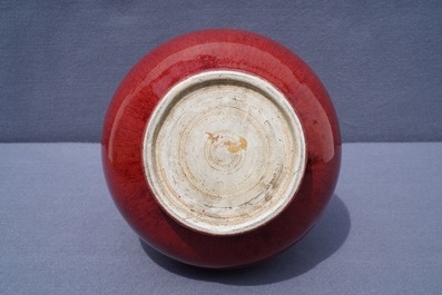 Un vase de forme bouteille en porcelaine de Chine sang de boeuf, Qianlong/Jiaqing