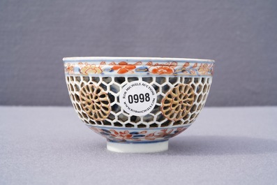 Een Chinese Imari-stijl kom met opengewerkte dubbele wand, Kangxi