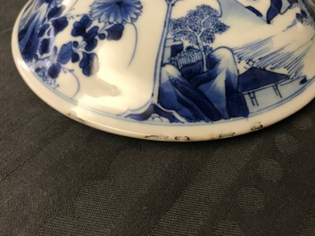 Een Chinese blauwwitte gedekselde papkom, Kangxi