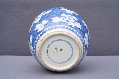 Een Chinese blauwwitte gemberpot met 'prunus op gebroken ijs', Kangxi