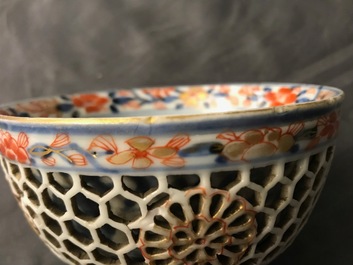Een Chinese Imari-stijl kom met opengewerkte dubbele wand, Kangxi