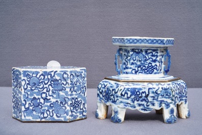 Een Chinese blauwwitte 'Bleu de Hue' altaarstand voor de Vietnamese markt, 19e eeuw