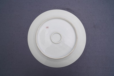 Un plat armori&eacute; au blason d'Empain en porcelaine de Samson, Paris, 19&egrave;me