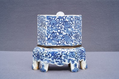 Een Chinese blauwwitte 'Bleu de Hue' altaarstand voor de Vietnamese markt, 19e eeuw