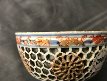 Een Chinese Imari-stijl kom met opengewerkte dubbele wand, Kangxi