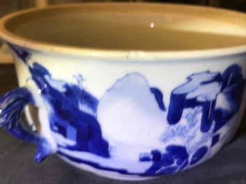 Een Chinese blauwwitte gedekselde papkom, Kangxi