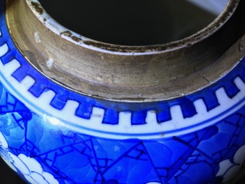 Een Chinese blauwwitte gemberpot met 'prunus op gebroken ijs', Kangxi