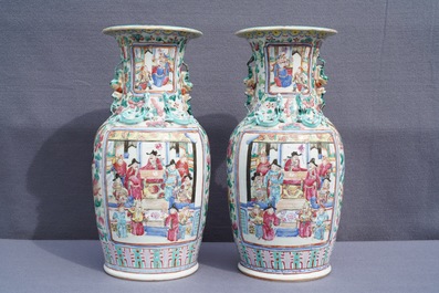 Une paire de vases en porcelaine de Chine famille rose, 19&egrave;me