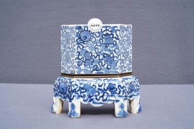 Een Chinese blauwwitte 'Bleu de Hue' altaarstand voor de Vietnamese markt, 19e eeuw