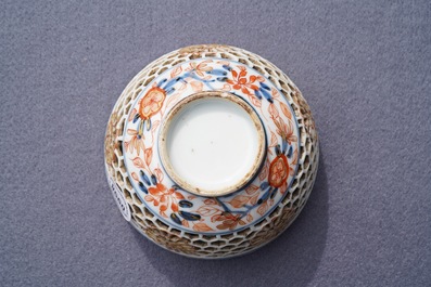 Een Chinese Imari-stijl kom met opengewerkte dubbele wand, Kangxi
