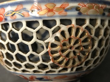 Een Chinese Imari-stijl kom met opengewerkte dubbele wand, Kangxi