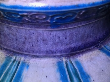 Un grand vase de forme meiping en gr&egrave;s fahua, Chine, Ming
