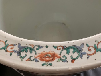 Een grote Chinese famille verte vissenkom met verhalend decor, 19e eeuw