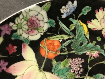 Een paar Chinese famille rose millefleurs borden, Jiaqing merk en periode