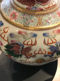 Een paar Chinese famille rose 'draken' vazen, Guangxu merk en periode